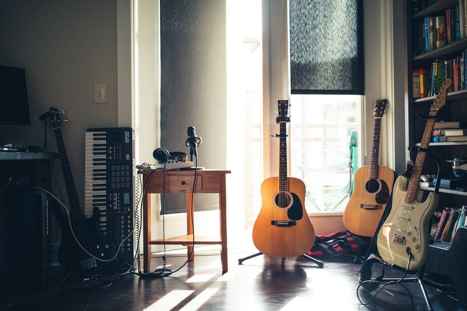 Instrumenty i sprzęt studyjny — zdjęcie: Unsplash (darmowa licencja)